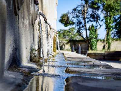 ...da cui, attraverso dodici bocche, fuoriesce l�acqua raccolta nelle vasche sotterranee
